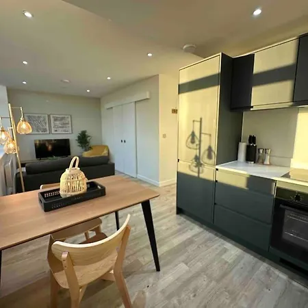 1 Bed Flat With View Of Old Trafford-2